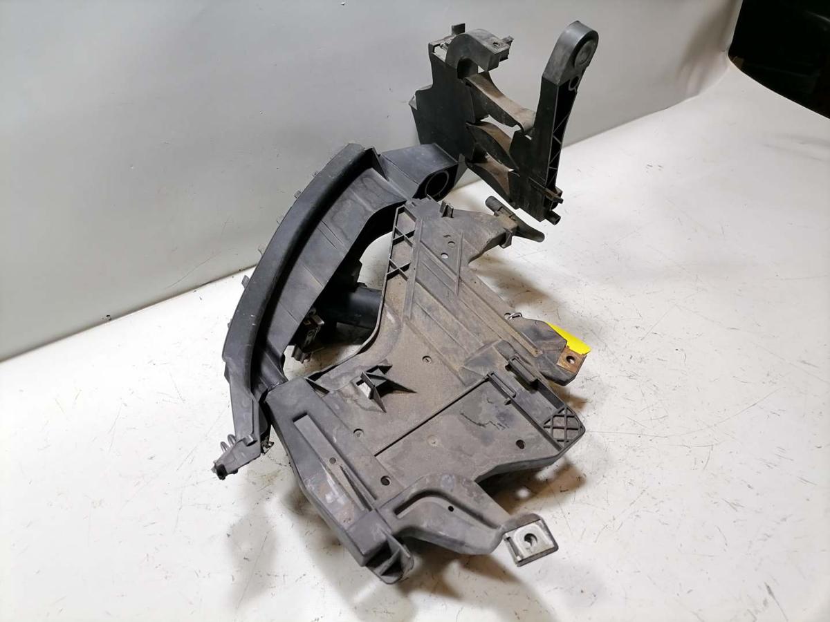 Audi A4 8K B8 original Aufnahme Tr&auml;ger Scheinwerfer vorn links Bj.2009